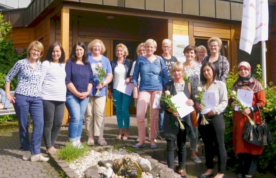 Die Koordinatorinnen des Projekts „Rucksack Kita“ Ingrid Braun und Gulshat Ouadine (1. und 2. von links) mit den Elternbegleiterinnen, Erzieherinnen und Kitaleiterinnen der „Rucksack Kitas“ im Kreis Paderborn (Foto: Bildungs- und Integrationszentrum, Kreis Paderborn )